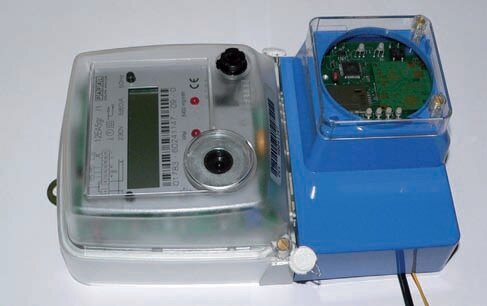 Rys. 5b. Koncentrator danych odczytowych zamontowany w liczniku [Reading device mounted in the electricity meter]