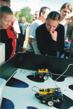 Rys. 4. Zabawa robotów w kotka i myszkę – II Opolski Festiwal Nauki (zdjęcie Sławoj Dubiel)