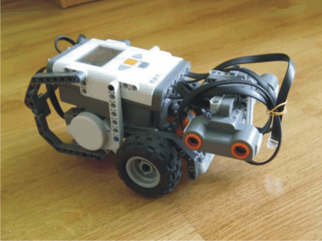 Rys. 6b. Robot LEGO NXT wyposażony w dwa czujniki ultradźwiękowe
